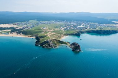 Olkhon Adası, Sibirya 'nın doğusundaki Baykal Gölü' ndeki en büyük ada. Rusya, Sibirya 'daki Olkhon adasında Khuzhir yakınlarındaki Baykal Gölü' nde Şamanka Kayası.
