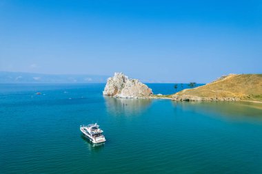 Olkhon Adası, Sibirya 'nın doğusundaki Baykal Gölü' ndeki en büyük ada. Rusya, Sibirya 'daki Olkhon adasında Khuzhir yakınlarındaki Baykal Gölü' nde Şamanka Kayası.
