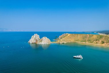 Olkhon Adası, Sibirya 'nın doğusundaki Baykal Gölü' ndeki en büyük ada. Rusya, Sibirya 'daki Olkhon adasında Khuzhir yakınlarındaki Baykal Gölü' nde Şamanka Kayası.