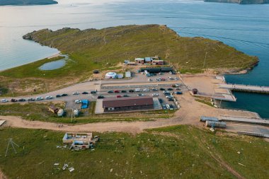 Gün doğumunda doğu kıyısından Olkhon Adası 'na giden bir feribot. Baykal Gölü. Adanın diğer tarafından..