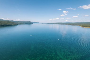 Angara Nehri, Sibirya 'da Listvyanka yakınlarındaki Baykal Gölü' nden ayrılan büyük bir nehirdir. Panoramik hava görüntüsü.