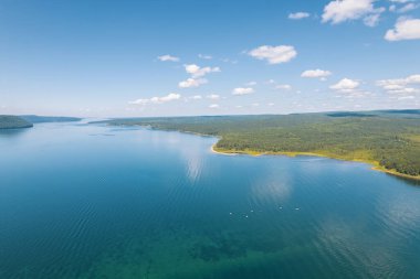 Angara Nehri, Sibirya 'da Listvyanka yakınlarındaki Baykal Gölü' nden ayrılan büyük bir nehirdir. Panoramik hava görüntüsü.