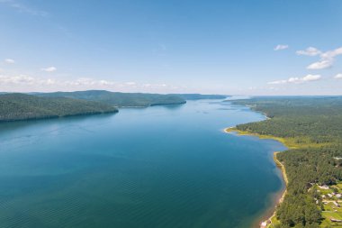 Angara Nehri, Sibirya 'da Listvyanka yakınlarındaki Baykal Gölü' nden ayrılan büyük bir nehirdir. Panoramik hava görüntüsü.