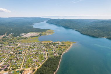Angara Nehri, Sibirya 'da Listvyanka yakınlarındaki Baykal Gölü' nden ayrılan büyük bir nehirdir. Panoramik hava görüntüsü.