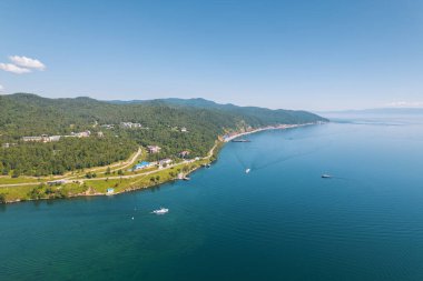 Sibirya 'daki Angara Nehri, Listvyanka yakınlarındaki Baykal Gölü' nden ayrılıyor. Panoramik hava görüntüsü.