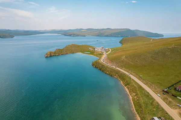 Un ferry desde la costa este a Olkhon Island Khuzhir al amanecer. Lago Baikal. Desde el lado de la isla. — Foto de Stock