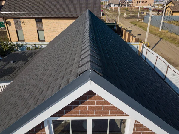 Textura de tejas - vista de cerca de tejas para techos de asfalto —  Fotos de Stock