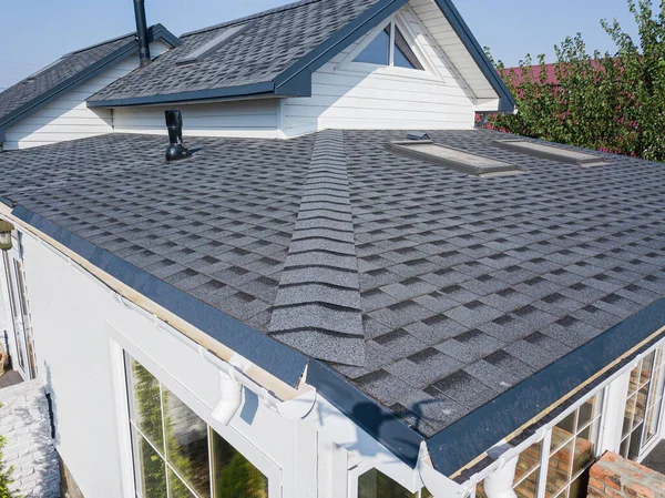 Textura de tejas - vista de cerca de tejas para techos de asfalto —  Fotos de Stock