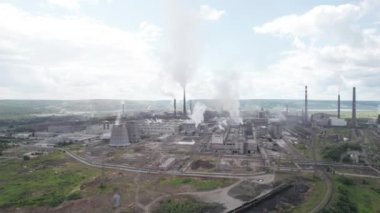 Endüstriyel Çevre Kirliliği - fabrikalardan kirletici emisyonu. Alüminyum fabrikasının havadan görünüşü. Hava Kirliliği.