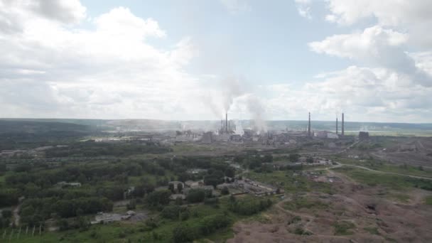 Zanieczyszczenie środowiska przemysłowego - emisja zanieczyszczeń z fabryk. Widok z lotu ptaka fabryki tlenku glinu. Zanieczyszczenie powietrza. — Wideo stockowe