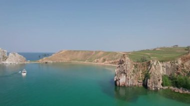 Olkhon Adası, Sibirya 'nın doğusundaki Baykal Gölü' ndeki en büyük ada. Rusya, Sibirya 'daki Olkhon adasında Khuzhir yakınlarındaki Baykal Gölü' nde Şamanka Kayası.