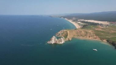 Olkhon Adası, Sibirya 'nın doğusundaki Baykal Gölü' ndeki en büyük ada. Rusya, Sibirya 'daki Olkhon adasında Khuzhir yakınlarındaki Baykal Gölü' nde Şamanka Kayası.