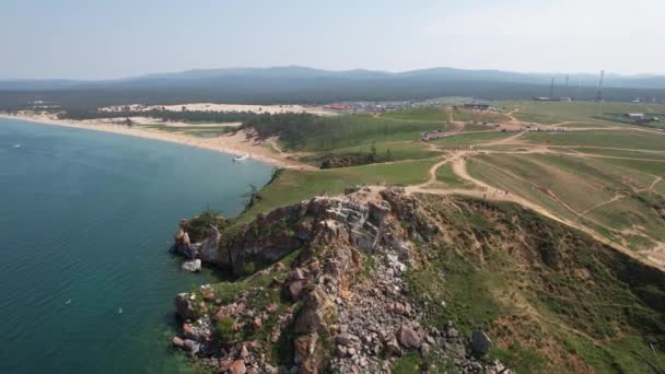 Olkhon Island, la più grande isola del lago Baikal nella Siberia orientale. Shamanka Rock sul lago Baikal vicino a Khuzhir sull'isola di Olkhon in Siberia, Russia. — Video Stock