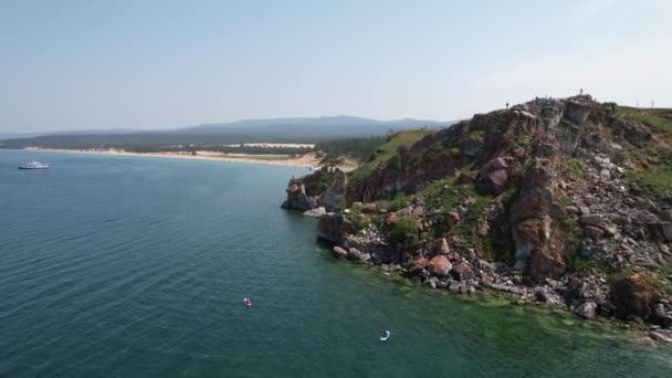 Olkhon Island, het grootste eiland in het Baikalmeer in het oosten van Siberië. Shamanka Rock op het Baikal meer bij Khuzhir op Olkhon eiland in Siberië, Rusland. — Stockvideo