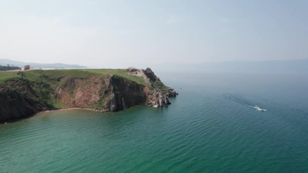 Isla Olkhon, la isla más grande en el lago Baikal en el este de Siberia. Shamanka Rock en el lago Baikal cerca de Khuzhir en la isla Olkhon en Siberia, Rusia. — Vídeos de Stock