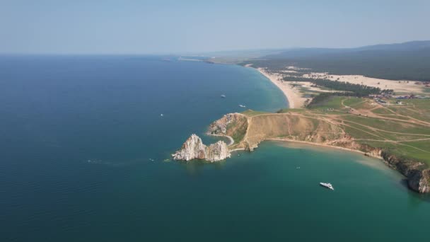 Olkhon Island, het grootste eiland in het Baikalmeer in het oosten van Siberië. Shamanka Rock op het Baikal meer bij Khuzhir op Olkhon eiland in Siberië, Rusland. — Stockvideo