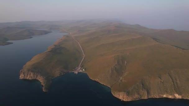 Egy komp a keleti partról Olkhon Island Khuzhir-ba napkeltekor. Bajkál-tó. A sziget oldaláról.. — Stock videók