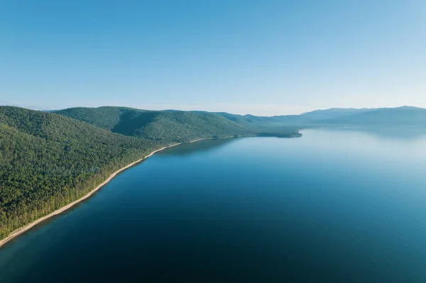 Baykal Gölü 'nün yaz görüntüsü Rusya Baykal Gölü' nün güney Sibirya kentinde yer alan bir yarık gölüdür. Dronlar Göz Görünümü. — Stok fotoğraf