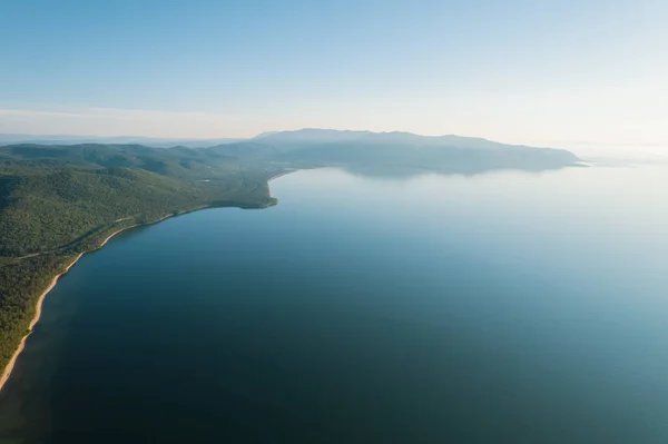 L'imagerie estivale du lac Baïkal est un lac de faille situé dans le sud de la Sibérie, en Russie. Vue des yeux des drones. — Photo