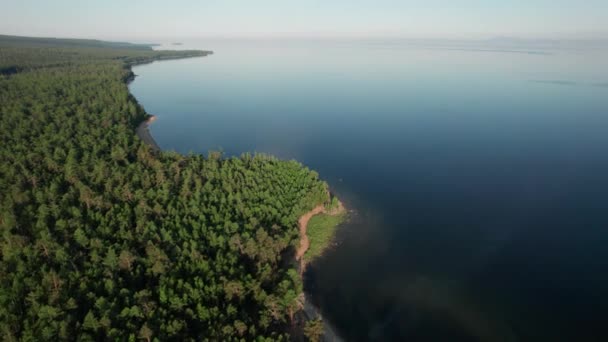 Summertime beelden van het Baikalmeer is een kloof meer gelegen in het zuiden van Siberië, Rusland Baikal meer zomer landschap uitzicht. Drones Eye View. — Stockvideo