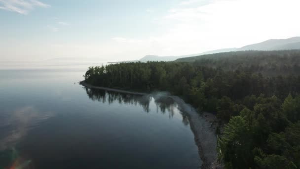 Fantasztikus panoráma a Bajkál-tóra naplementekor egy hasadéktó található Dél-Szibériában, Oroszországban. Bajkál tó nyári táj kilátás. Drónok látképe. — Stock videók