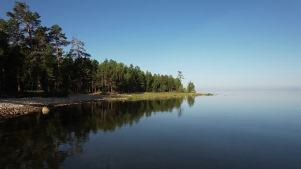 Epische filmische Luftaufnahme des Baikalsees am Morgen. Türkisfarbenes Wasser in einem Bergwaldsee mit Kiefern. Luftaufnahme des blauen Sees und der grünen Wälder. Blick auf den See zwischen Bergwald. — Stockvideo