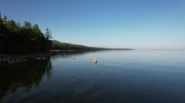 Baykal Gölü, Rusya 'nın Baykal Gölü' nün güney Sibirya bölgesinde yer alan bir yarık gölüdür. Dronlar Bakış Açısı.