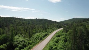 Batı Sibirya 'nın dolambaçlı yolu.