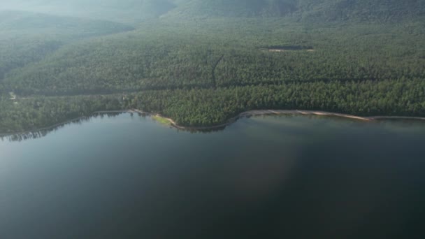 Fantasztikus panoráma a Bajkál-tóra naplementekor egy hasadéktó található Dél-Szibériában, Oroszországban. Bajkál tó nyári táj kilátás. Drónok látképe. — Stock videók