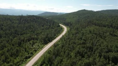 Batı Sibirya 'nın dolambaçlı yolu.