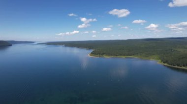 Angara Nehri, Sibirya 'da Listvyanka yakınlarındaki Baykal Gölü' nden ayrılan büyük bir nehirdir. Panoramik hava görüntüsü.