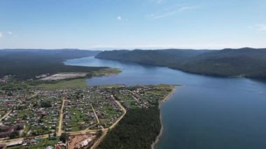 Angara Nehri, Sibirya 'da Listvyanka yakınlarındaki Baykal Gölü' nden ayrılan büyük bir nehirdir. Panoramik hava görüntüsü.