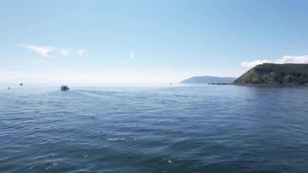 Lago Baikal è un meraviglioso gioiello blu incorniciato da montagne panoramiche e foreste. Vista aerea epica del lago Baikal. Veduta aerea del lago blu e foreste verdi. — Video Stock