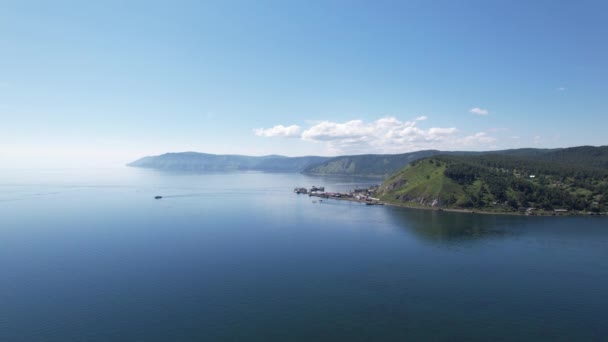 Lake Baikal is een prachtig blauw juweel omlijst door schilderachtige bergen en bossen. Episch filmisch uitzicht vanuit de lucht op het Baikalmeer. Uitzicht vanuit de lucht op het blauwe meer en groene bossen. — Stockvideo