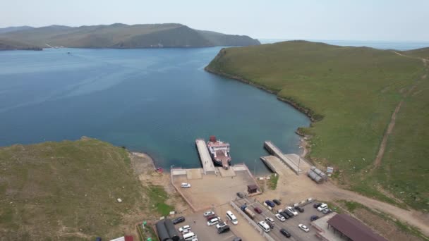 Trajekt z východního pobřeží na ostrov Olkhon Khuzhir za úsvitu. Jezero Bajkal. Z druhé strany ostrova.. — Stock video