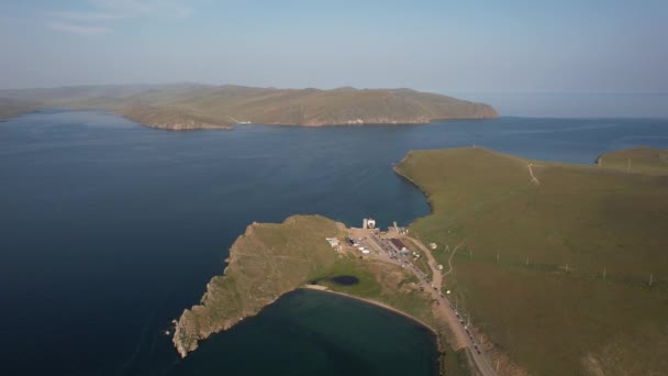 En färja från östkusten till Olkhon Island Khuzhir vid soluppgången. Sjön Baikal. Från sidan av ön. — Stockvideo