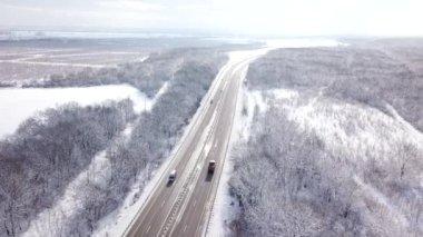 Drones Eye View - Rusya 'daki yüksek dağ geçidinden kış dönemeci yolu. Yoğun ormanda harika bir yolculuk..