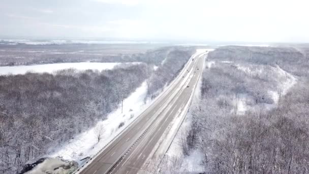 Drones Eye View - strada tortuosa invernale dal passo dell'alta montagna in Russia. Grande viaggio su strada attraverso i boschi densi. — Video Stock