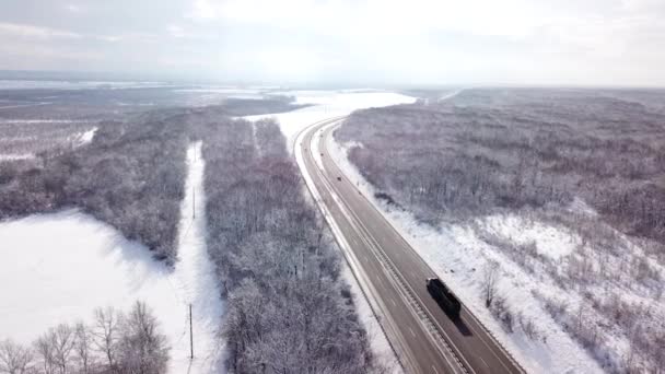 Drones Eye View-slingrande väg från High Mountain Pass i Sotji, Ryssland. Great Road Trip tråg den täta skogen. — Stockvideo