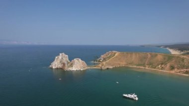 Olkhon Adası, Sibirya 'nın doğusundaki Baykal Gölü' ndeki en büyük ada. Rusya, Sibirya 'daki Olkhon adasında Khuzhir yakınlarındaki Baykal Gölü' nde Şamanka Kayası.