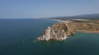 Olkhon Adası, Sibirya 'nın doğusundaki Baykal Gölü' ndeki en büyük ada. Rusya, Sibirya 'daki Olkhon adasında Khuzhir yakınlarındaki Baykal Gölü' nde Şamanka Kayası.