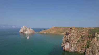 Olkhon Adası, Sibirya 'nın doğusundaki Baykal Gölü' ndeki en büyük ada. Rusya, Sibirya 'daki Olkhon adasında Khuzhir yakınlarındaki Baykal Gölü' nde Şamanka Kayası.