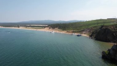 Olkhon Adası, Sibirya 'nın doğusundaki Baykal Gölü' ndeki en büyük ada. Rusya, Sibirya 'daki Olkhon adasında Khuzhir yakınlarındaki Baykal Gölü' nde Şamanka Kayası.