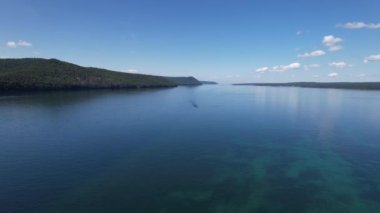 Angara Nehri, Sibirya 'da Listvyanka yakınlarındaki Baykal Gölü' nden ayrılan büyük bir nehirdir. Panoramik hava görüntüsü.