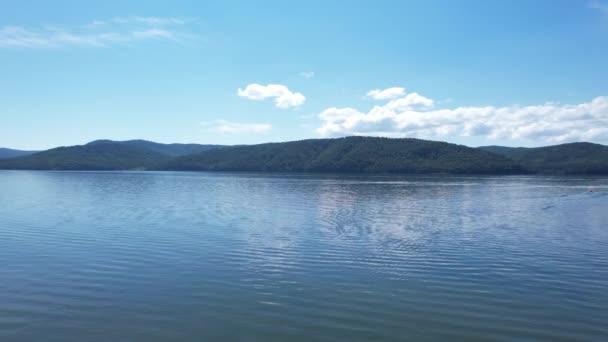 De Angara is een belangrijke rivier in Siberië die het Baikalmeer verlaat bij de nederzetting Listvyanka. Panoramisch uitzicht vanuit de lucht. — Stockvideo