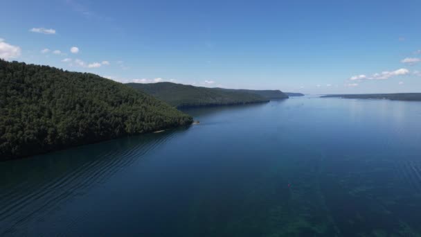 Řeka Angara je hlavní řeka na Sibiři opouštějící Bajkalské jezero nedaleko osady Listvyanka. Panoramatický letecký pohled. — Stock video