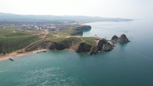 Isla Olkhon, la isla más grande en el lago Baikal en el este de Siberia. Shamanka Rock en el lago Baikal cerca de Khuzhir en la isla Olkhon en Siberia, Rusia. — Vídeos de Stock