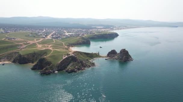 Ostrov Olkhon, největší ostrov v jezeře Bajkal na východní Sibiři. Shamanka Rock na jezeře Bajkal u Chuzhiru na ostrově Olkhon na Sibiři, Rusko. — Stock video