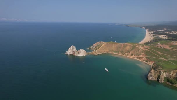 Olkhon Island, het grootste eiland in het Baikalmeer in het oosten van Siberië. Shamanka Rock op het Baikal meer bij Khuzhir op Olkhon eiland in Siberië, Rusland. — Stockvideo