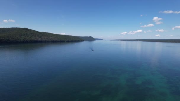 El río Angara es un río importante en Siberia que sale del lago Baikal cerca del asentamiento de Listvyanka. Vista aérea panorámica. — Vídeo de stock